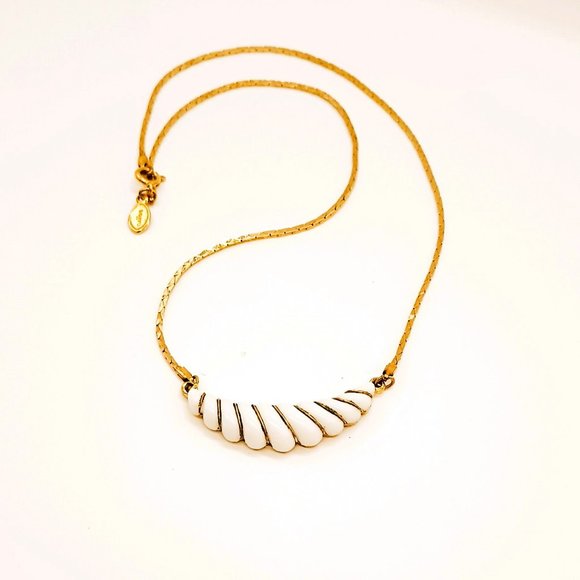 Avon 80's Gatsby Collection Necklace 16" Vintage White Scalloped Swirl Gold Tone - Picture 5 of 7